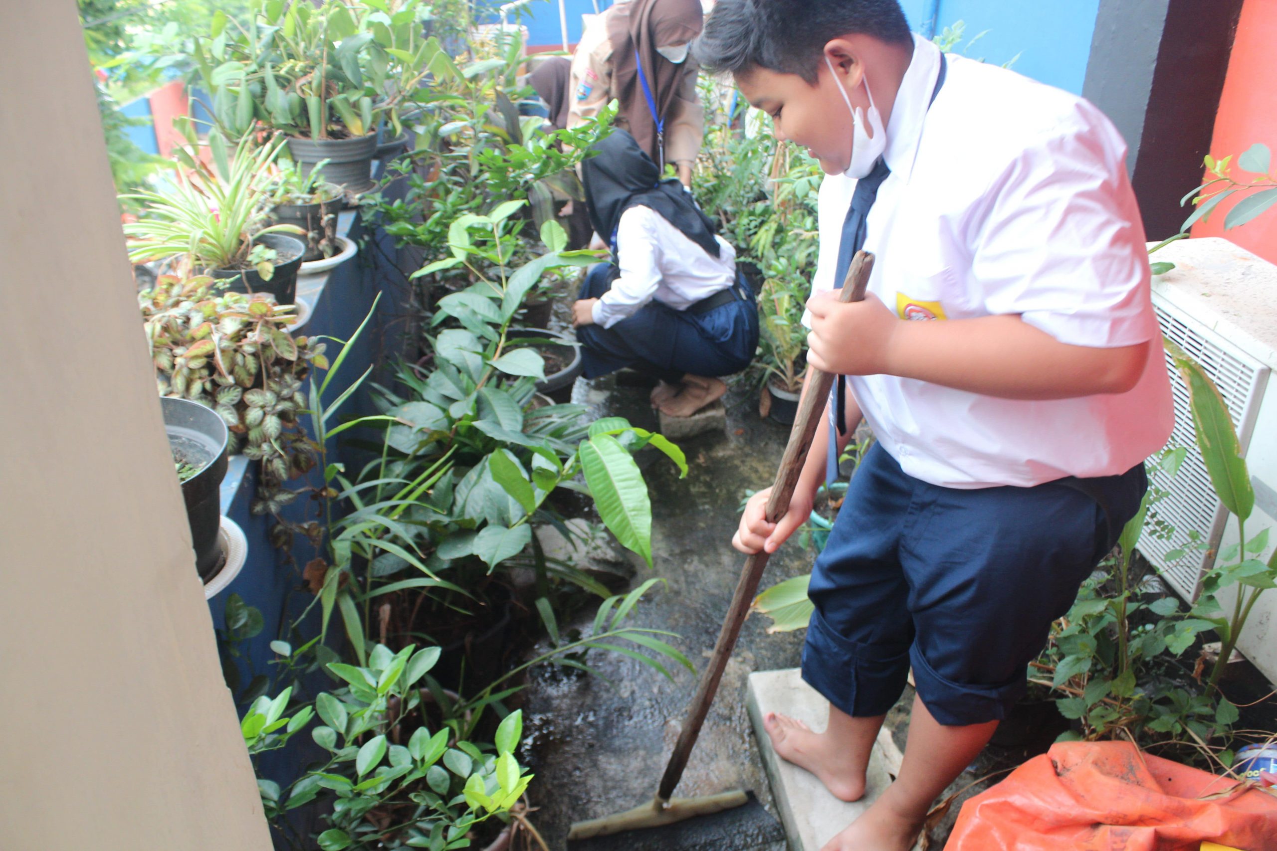 Kerja Bakti di Lingkungan Sekolah