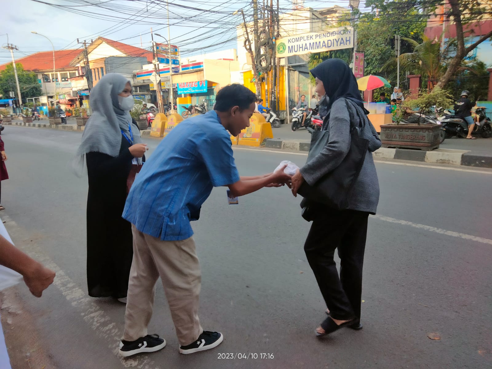 Bakti Sosial Memberikan Takjil untuk Lingkungan Sekitar Sekolah